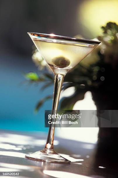 dirty martini cocktail - dirty martini stockfoto's en -beelden