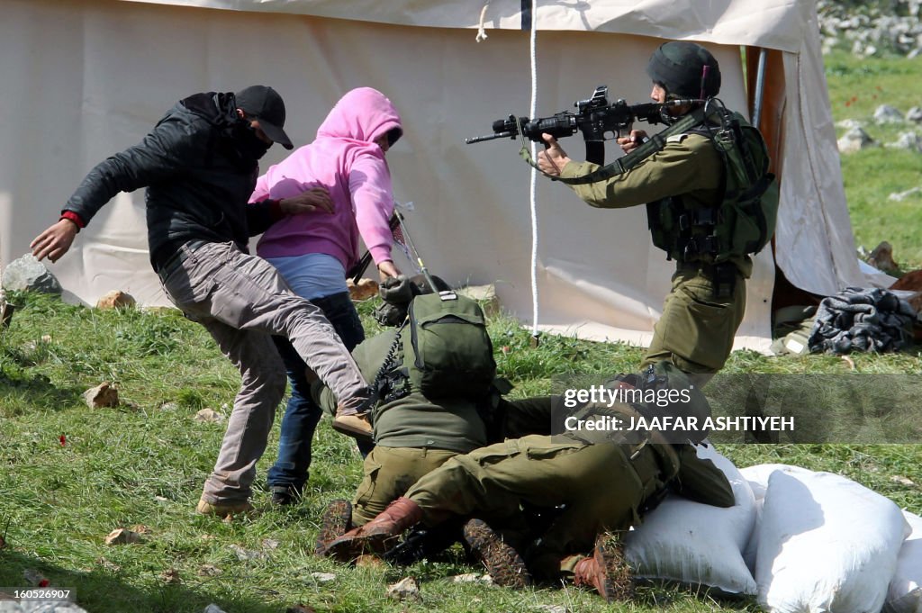 TOPSHOT-PALESTINIAN-ISRAEL-CONFLICT-DEMO-OUTPOST