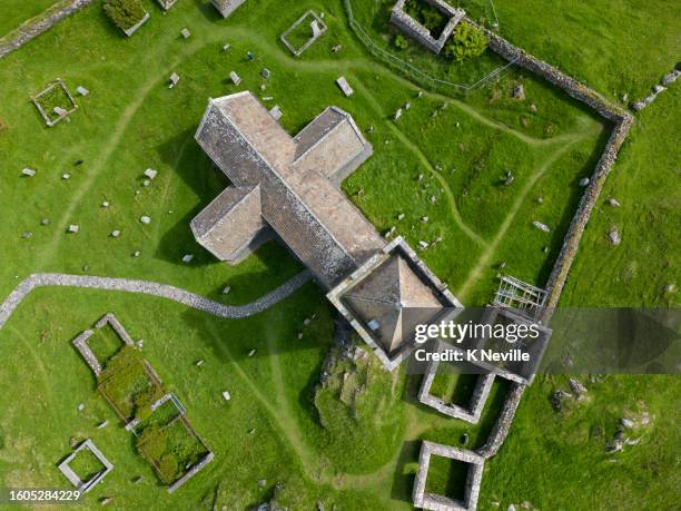 overhead aerial view of st clements church on isle of harris - st clements island stockfoto's en -beelden