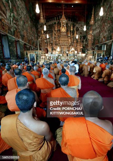 Thai buddhist monks chant for speedy recovery of Thailand's King at the Emmeral Buddha temple in Bangkok, 07 March 2003. About 500 senior Buddhist...