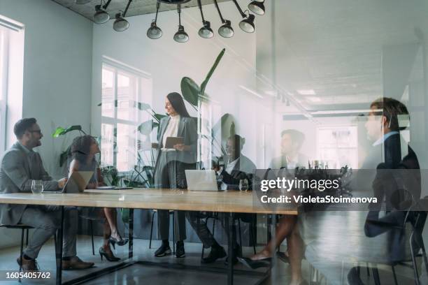 femme d’affaires donnant la présentation avec des collègues. - discours-liminaire photos et images de collection