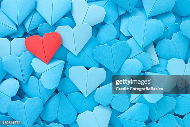 red paper heart - origami background stockfoto's en -beelden