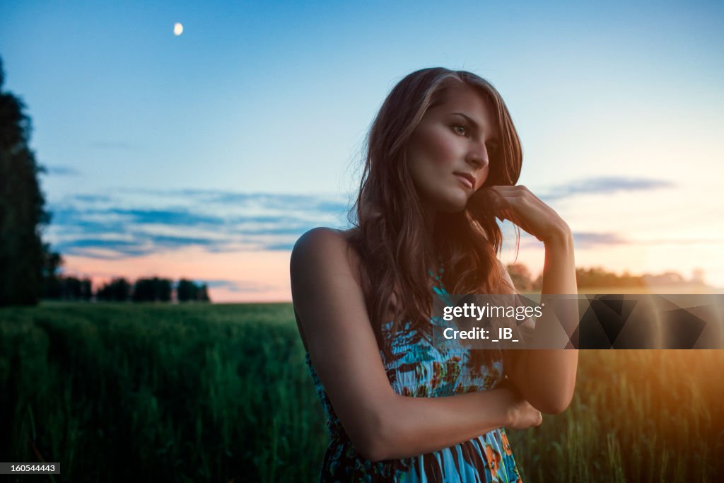 Retrato de uma linda Menina elegante ao pôr do sol