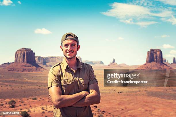 ranger smiling on the tribal national park - monument valley - parkwachter stockfoto's en -beelden
