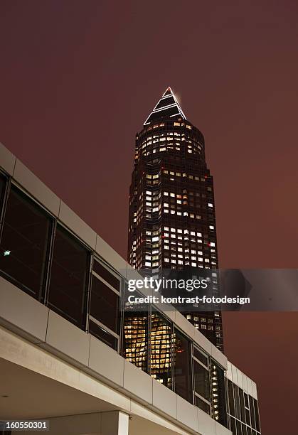 messeturm, frankfurt, nacht - messeturm stock-fotos und bilder