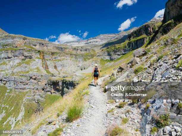 femme faisant du sport et de la randonnée dans le parc national d’ordesa, dans les pyrénées, huesca, espagne - aragon photos et images de collection