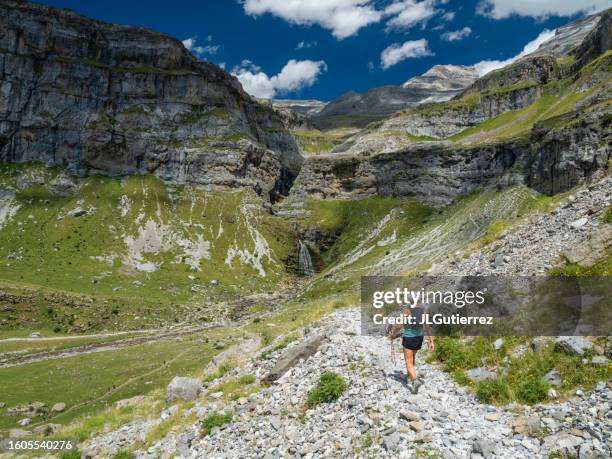 mujer haciendo deporte y senderismo en el parque nacional de ordesa, en los pirineos, huesca, españa - pirineos fotografías e imágenes de stock
