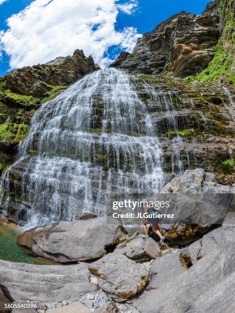 cola de caballo, cascata nel parco nazionale di ordesa, nei pirenei, huesca, spagna - parco nazionale di ordesa foto e immagini stock