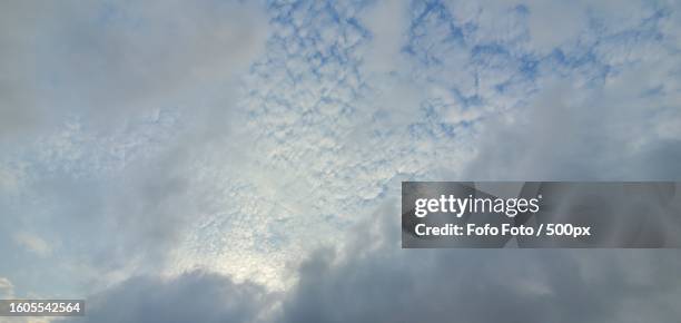 low angle view of clouds in sky - fofo stock-fotos und bilder