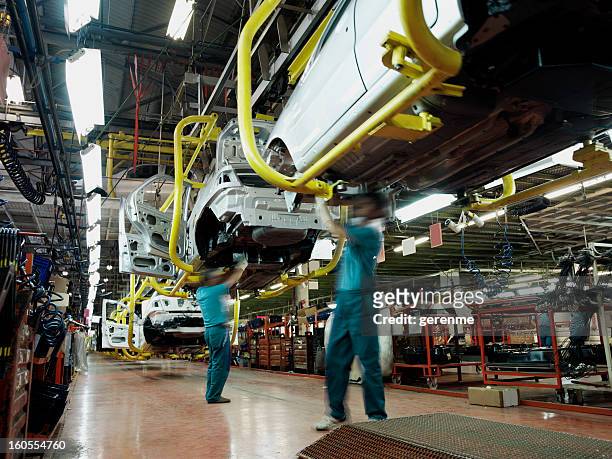 línea de producción de una fábrica de coches - factory fotografías e imágenes de stock