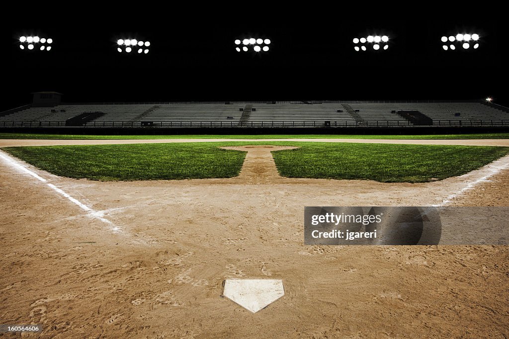 Campo de béisbol de noche
