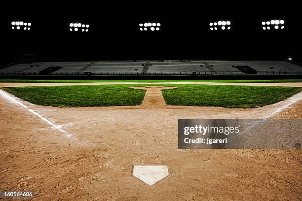 campo de béisbol de noche - campo de béisbol fotografías e imágenes de stock