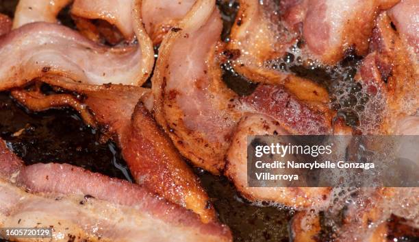frying bacon - schweinebauch stock-fotos und bilder