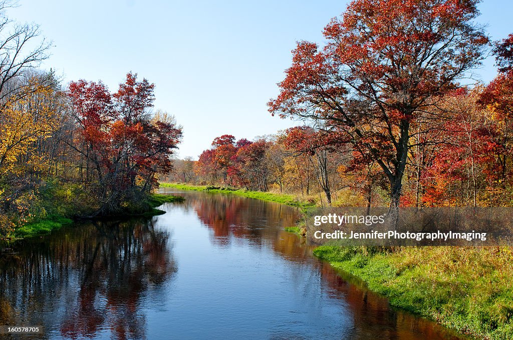 Couleurs de l'automne sur une petite rivière