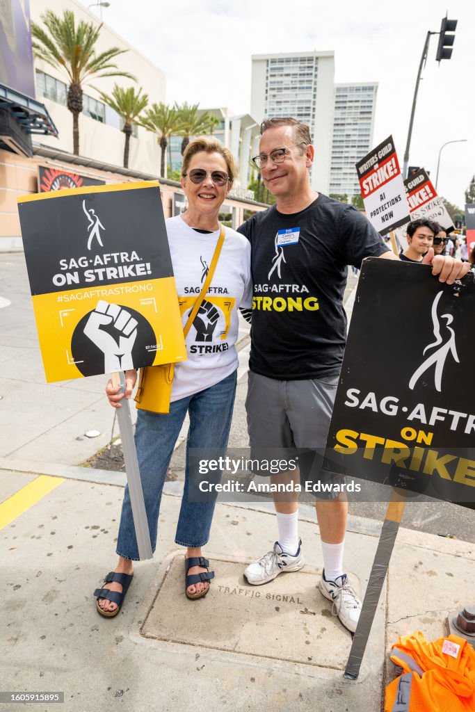 Babbin Actors Annette Bening and James Babbin join members and supporters of ...