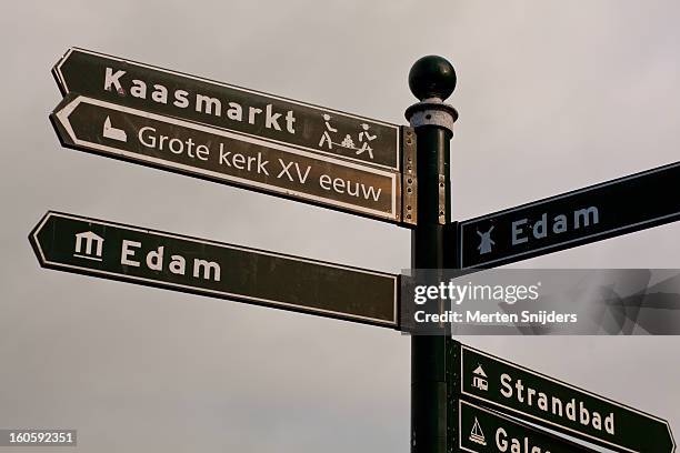 tourist traffic signs in edam center - römische zahl stock-fotos und bilder