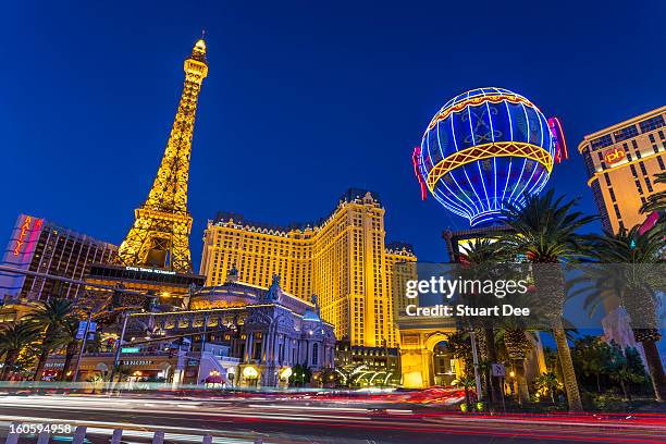 las vegas strip at twilight, las vegas, usa - paris las vegas bildbanksfoton och bilder