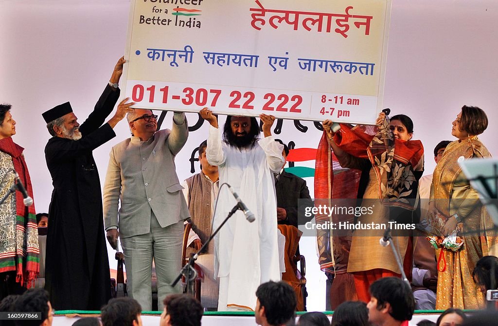 Sri Sri Ravishankar Launches The 'Volunteer For A Better India' Helpline