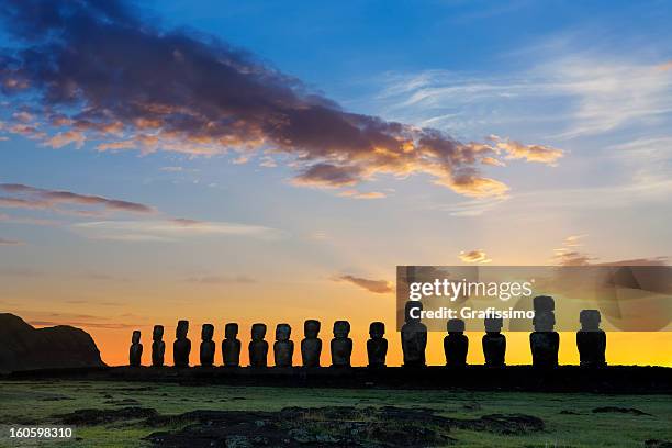 dawn over moais at ahu tongariki easter island chile - hanga roa stock pictures, royalty-free photos & images