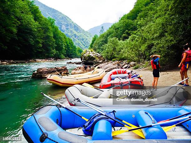 turista il rafting sulle rapide su tara river canyon, montenegro - rafting sulle rapide foto e immagini stock