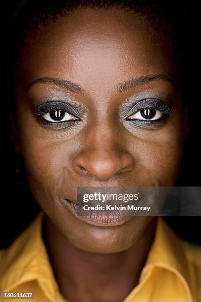 testimonial portraits - ojos marrones fotografías e imágenes de stock