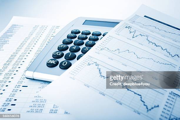 calcolatrice e grafici - finanza foto e immagini stock
