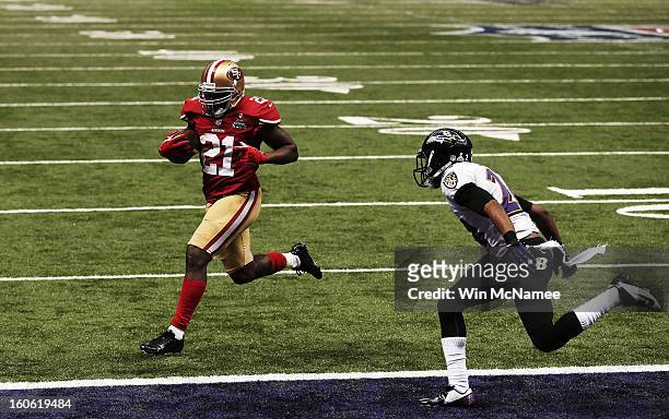 Frank Gore of the San Francisco 49ers runs for a 6-yard rushing touchdown in the third quarter against the Baltimore Ravens during Super Bowl XLVII...