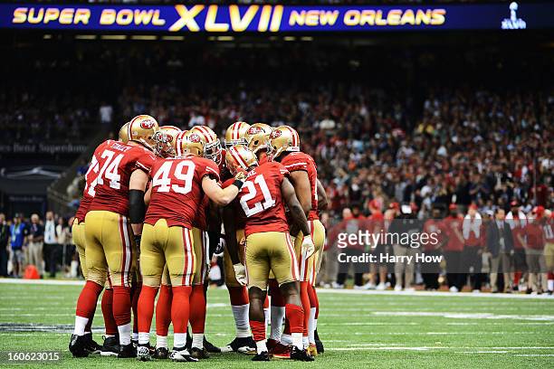 Frank Gore of the San Francisco 49ers huddles up with his teammates on offense against the Baltimore Ravens during Super Bowl XLVII at the...