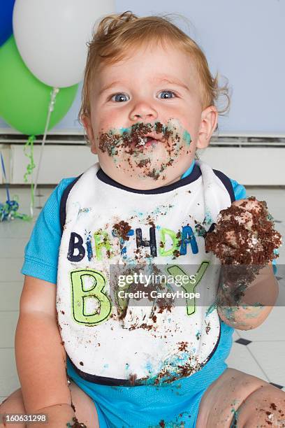 primer cumpleaños pastel - chubby boy fotografías e imágenes de stock