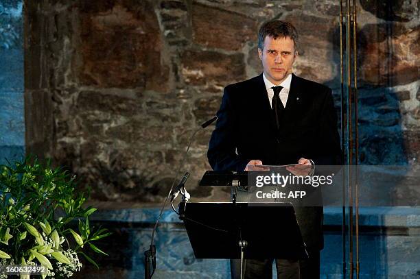 Norwegian energy group Statoil CEO Helge Lund delivers a speech on February 4, 2013 at the Hakonshall in Bergen during a memorial ceremony for the...