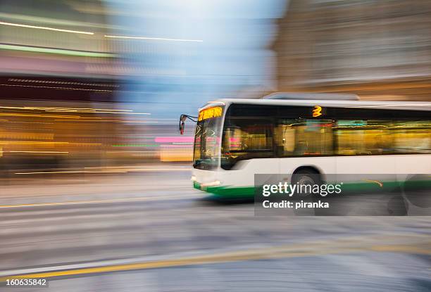 autocarro condução da rua principal - bus imagens e fotografias de stock