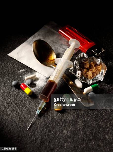narcotics in the dark - drug gefabriceerd object stockfoto's en -beelden