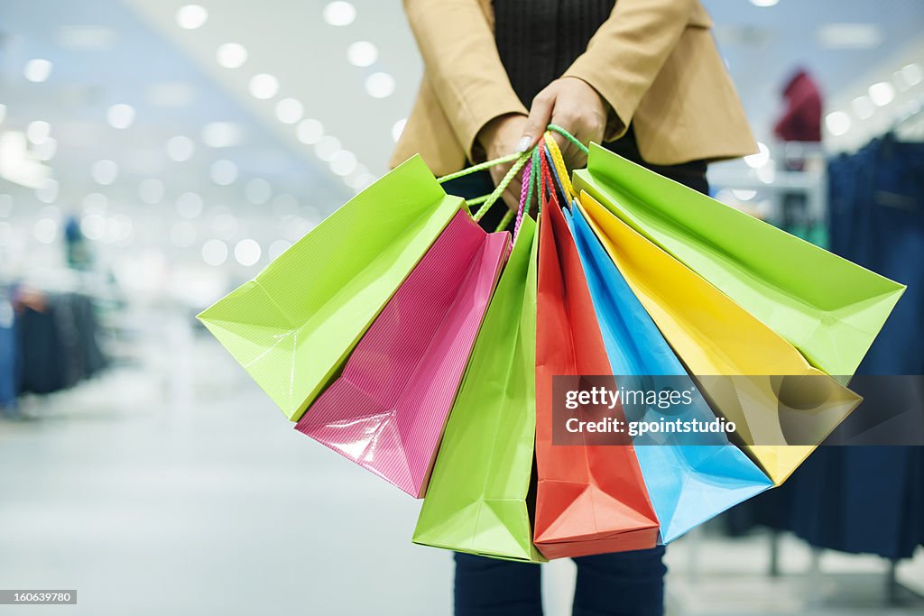 ショッピングバッグを持つ女性