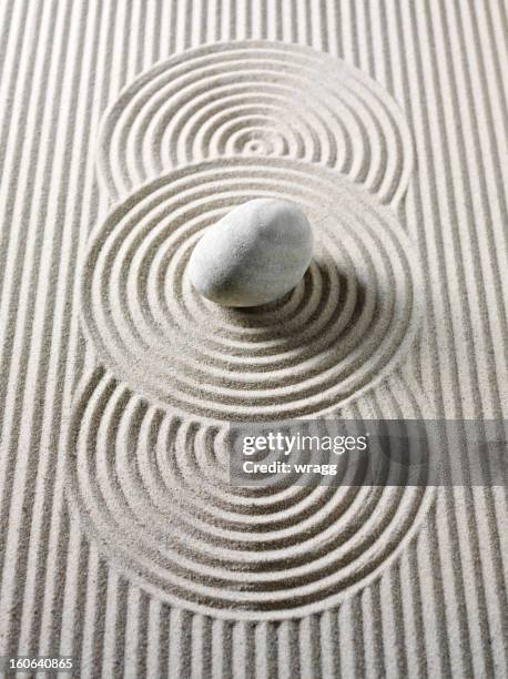 feng shui circles and lines in sand - karesansui stock pictures, royalty-free photos & images