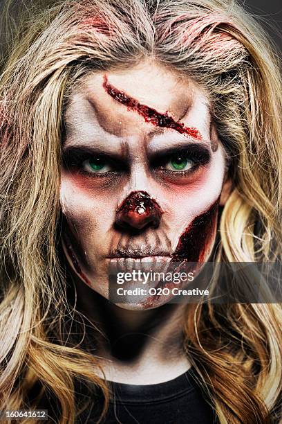 fotos e imágenes de Halloween Zombie Makeup - Getty Images fotos e imágenes de Halloween Zombie Makeup - Getty Images