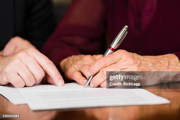 senior contract - ondertekenen stockfoto's en -beelden