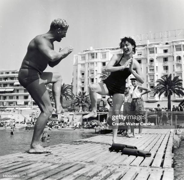 Colette Duval Tries To Beat The Record Of Parachute Jump In Free Fall. 3 septembre 1955 - Le mannequin Colette DUVAL, qui va tenter de battre le...