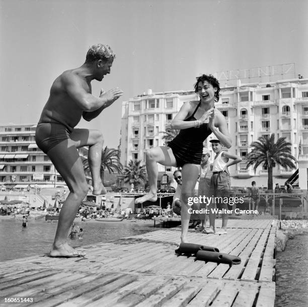 Colette Duval Tries To Beat The Record Of Parachute Jump In Free Fall. 3 septembre 1955 - Le mannequin Colette DUVAL, qui va tenter de battre le...