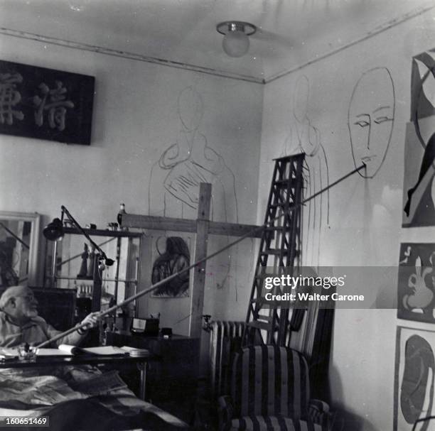 Henri Matisse In Nice. Nice - avril 1950 - Portrait du peintre Henri MATISSE dans son appartement du Palais Regina, assis dans son lit suite à une...