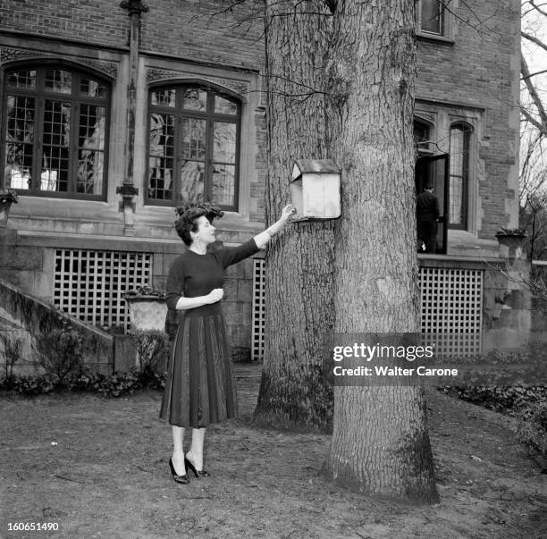 Maurice De Murville Couve With Family. 14 mai 1955- Rencontre avec Maurice COUVE de MURVILLE en famille. Sa femme dans le jardin, donnant à manger...