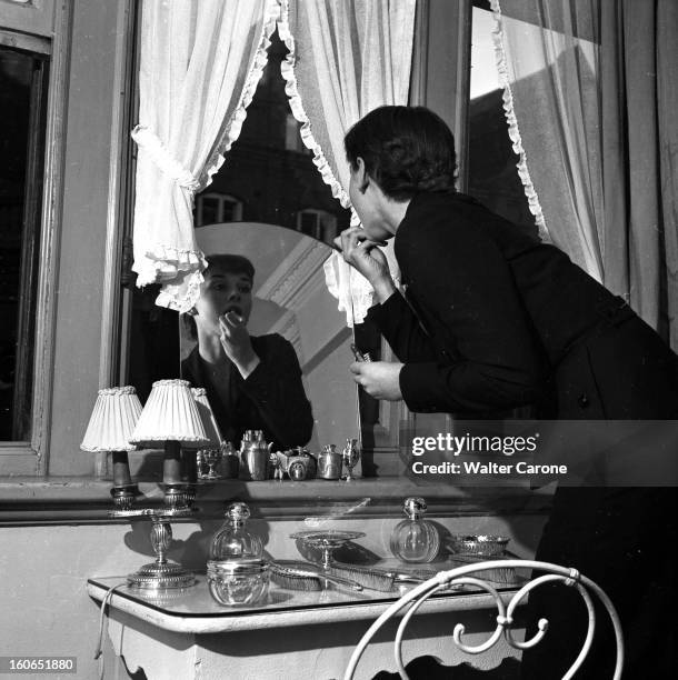 Audrey Hepburn At Home In London. Londres, septembre 1951 : rencontre avec l'actrice britannique Audrey HEPBURN, 22 ans, dans son appartement de...