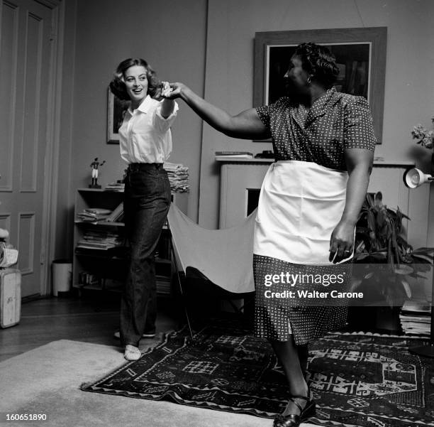 Capucine In The United States. 1er juillet 1955, Capucine, mannequin et comédienne française, part faire carrière aux Etats-Unis. Portrait de la...