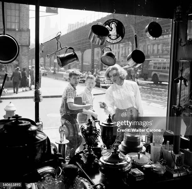 Capucine In The United States. 1er juillet 1955, Capucine, mannequin et comédienne française, part faire carrière aux Etats-Unis. Portrait de la...