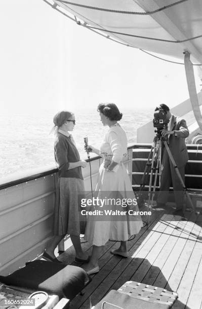 Grace Kelly: On The Road To Monaco. Navire 'Uss Constitution'-vers Monaco- avril 1956- Grace KELLY, coiffée d'un foulard et portant une paire de...