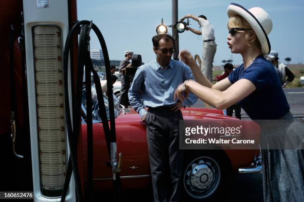 Shooting Of The Film 'le Mepris' By Jean-luc Godard. Italie - mai 1963 - Dans une station service, l'actrice Brigitte BARDOT de profil, devant le...