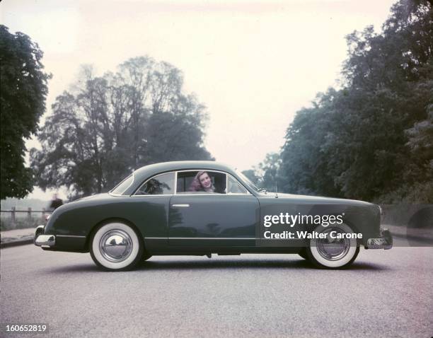 The 38th Motor Show 1951. Nouveau modèle de FORD : femme assise dans la voiture de luxe 'LA COMETE'.