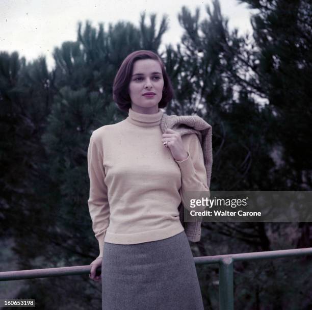 Rendezvous With Lucia Bose. En 1956, avant son mariage avec le toréador Luis Miguel DOMINGUIN, portrait en extérieur de l'actrice Lucia BOSE appuyée...