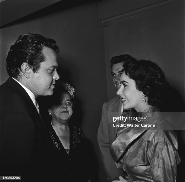 Honeymoon In Paris For Elizabeth Taylor And Her Husband Conrad Hilton. Dîner donné par Elsa MAXWELL chez MAXIM'S à PARIS en l'honneur d'Elizabeth...