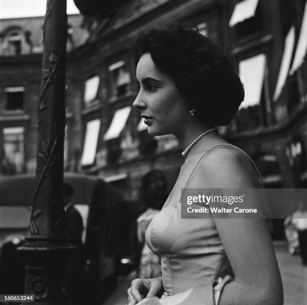 Honeymoon In Paris For Elizabeth Taylor And Her Husband Conrad Hilton. Plan de profil d'Elizabeth TAYLOR en robe à fines bretelles, portant un...