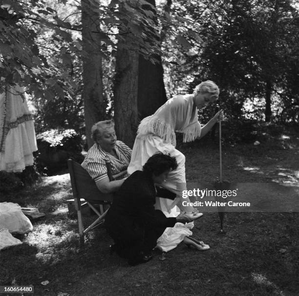 Shooting Of The Film 'marie-antoinette, Reine De France' By Jean Delannoy. Tournage du film 'Marie-Antoinette' de Jean DELANNOY : une femme passant...